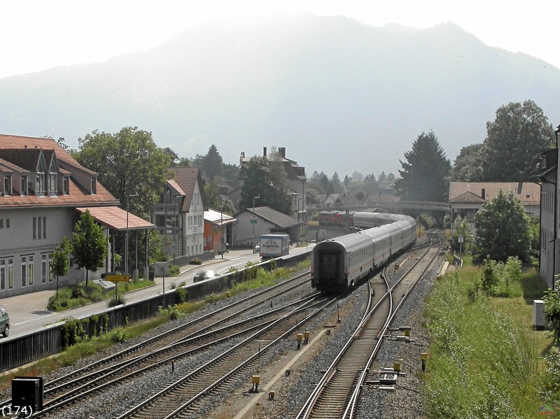 Bahn 174.jpg - Auf seiner Fahrt nach Hannover biegt der IC nach links ab. Nächster Halt ist Kempten.